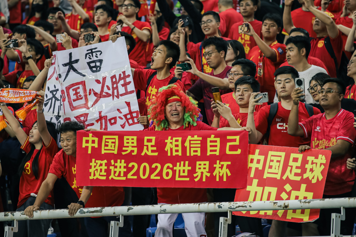 中国足球赛事竞争激烈，球队斗志昂扬的简单介绍