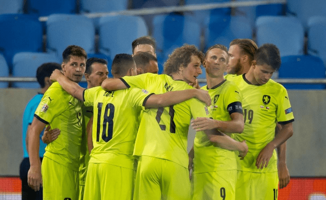 包含英格兰羽毛球队力克泰国羽毛球队，马琳统治全场的词条