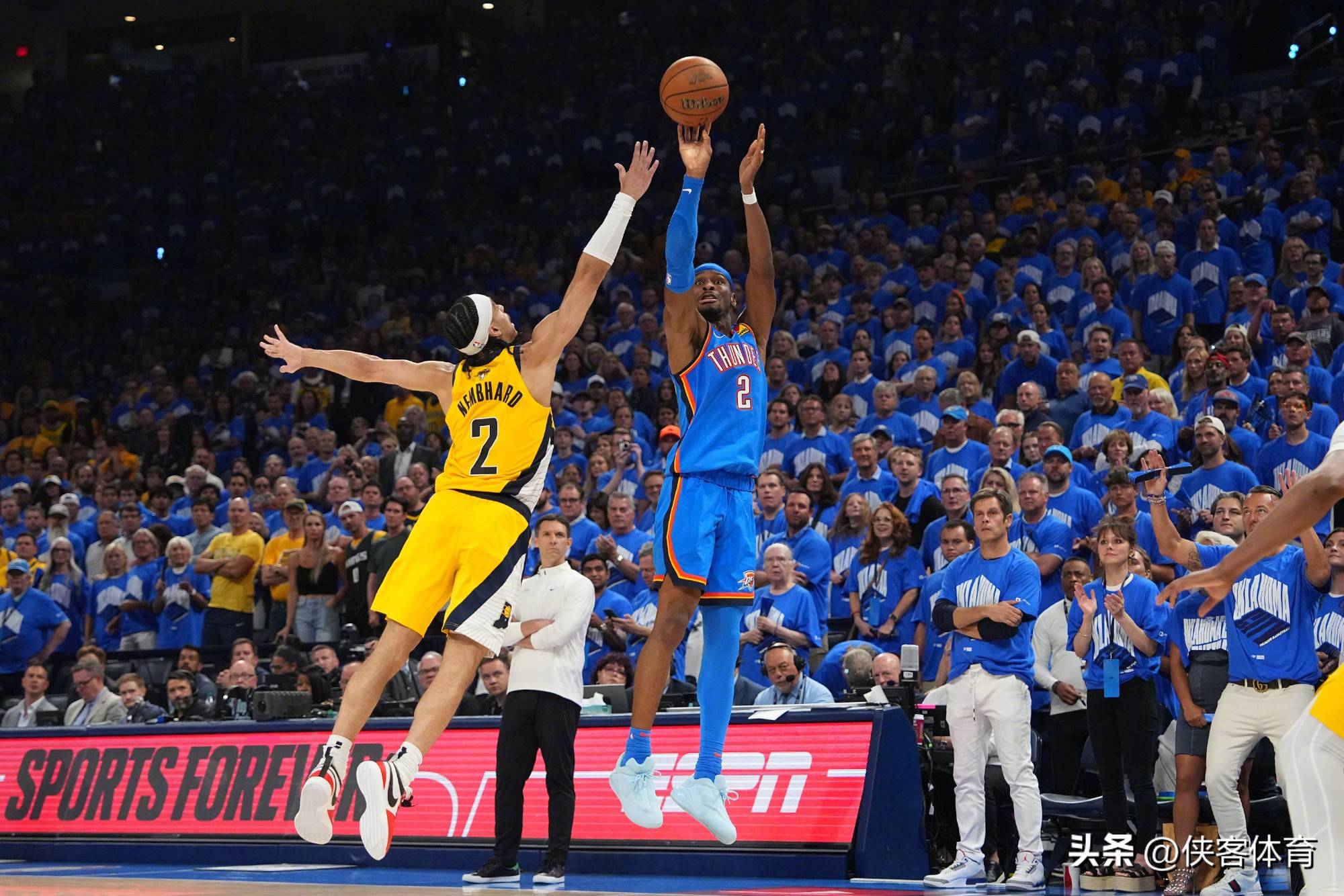 步行者鏖战法国男篮,波特送出助攻 步行者鏖战法国男篮,波特送出助攻