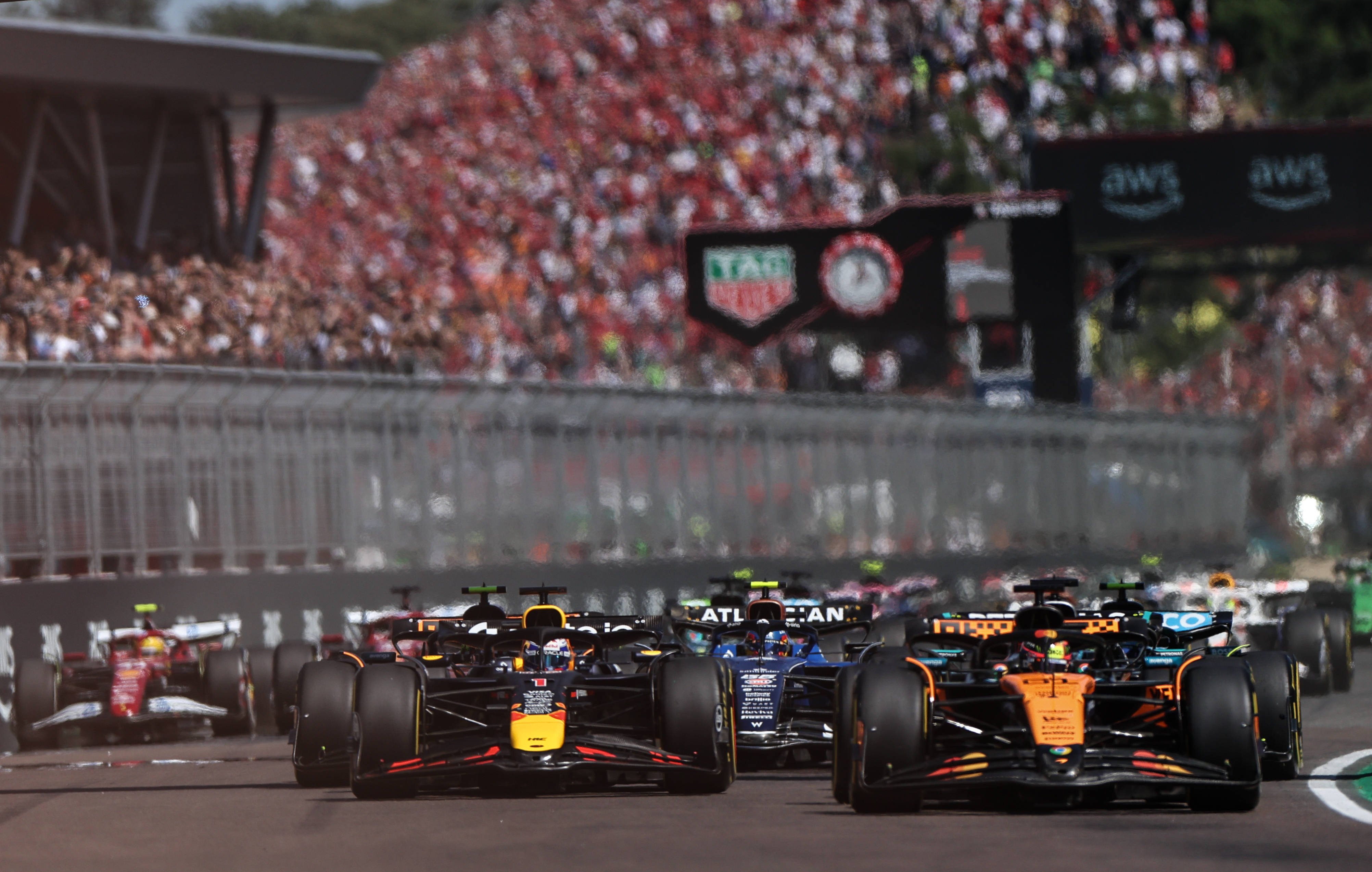 阿斯顿马丁完胜红牛二队，皮亚斯特里带队取胜