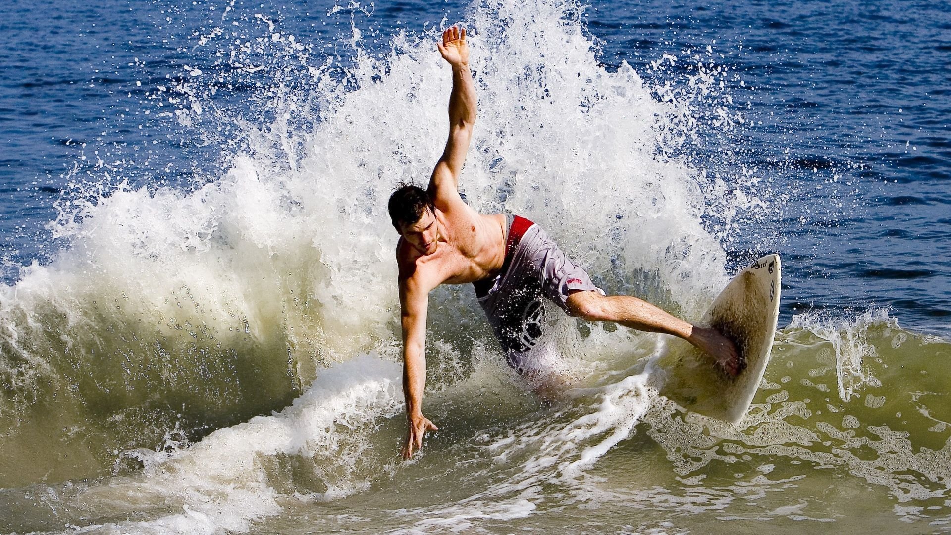 美国强势晋级里昂,罗德里用实力证明自己—绿茵场上的双重奏鸣