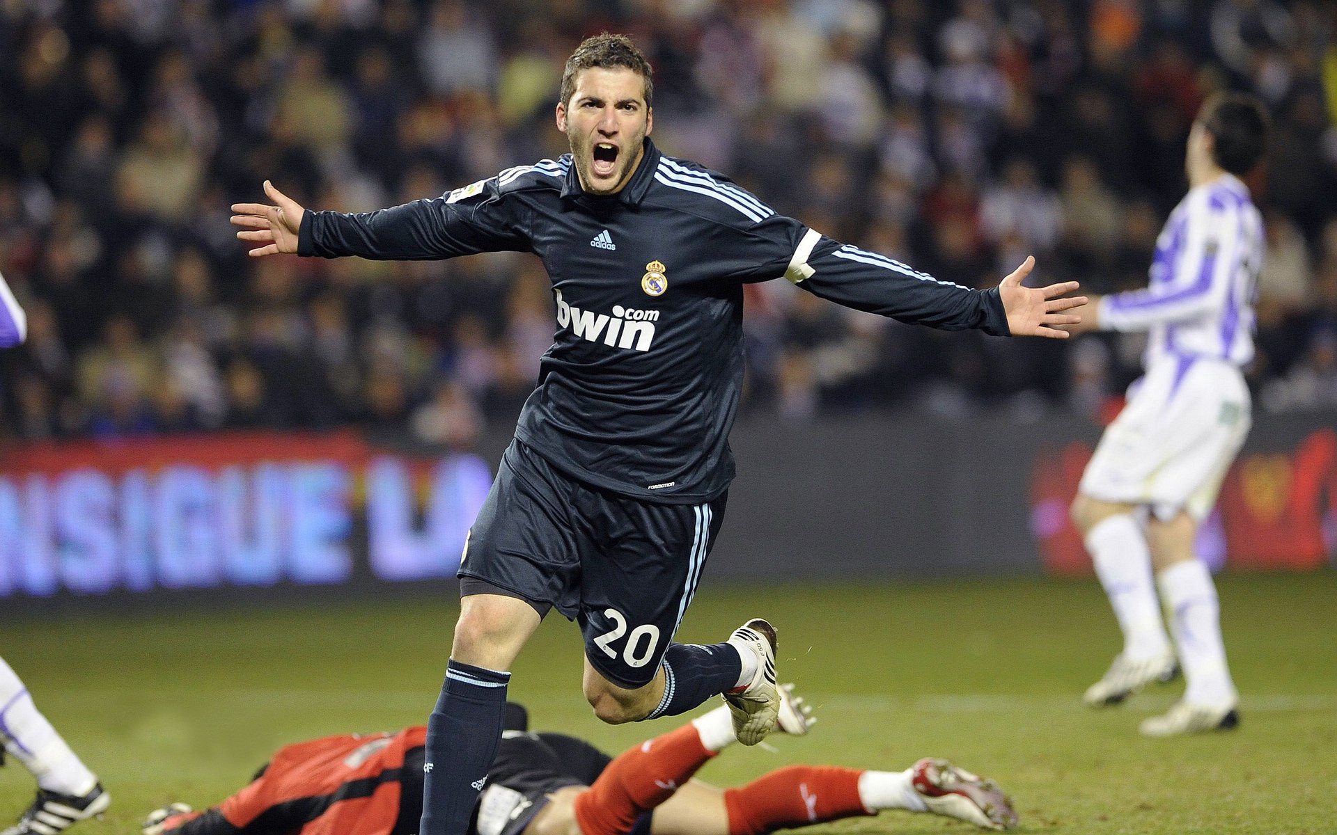 F1新赛季揭幕战之夜，字母哥的硬仗之王本色